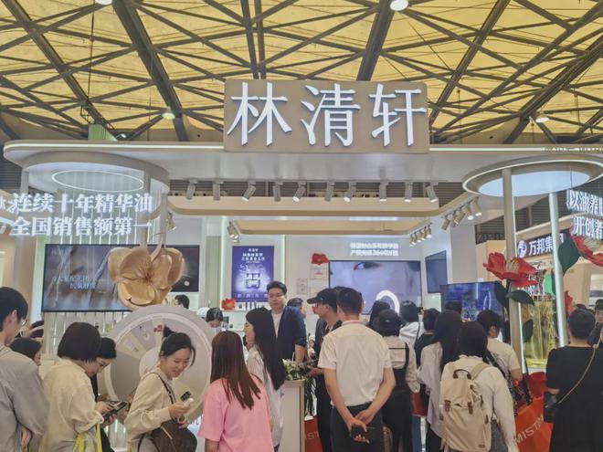 、自然堂等美妆企业亮相美博会！CQ9电子游戏网站【现场】家化(图19)